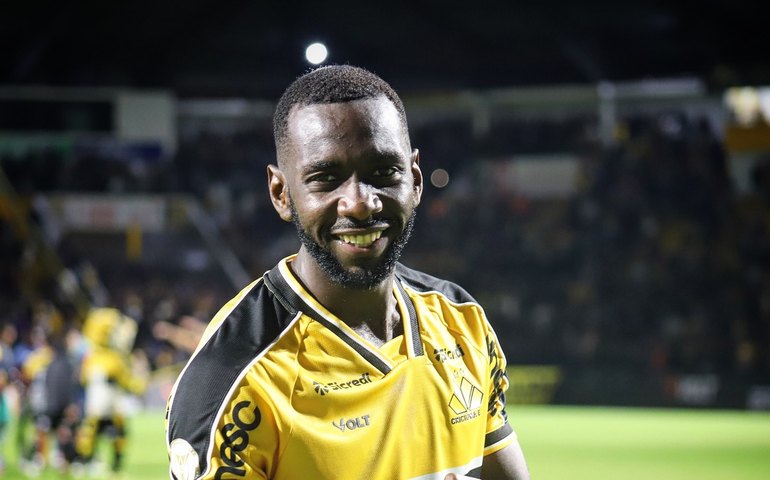 Bolasie marca, Criciúma bate o Cruzeiro e se afasta dos últimos lugares do Brasileirão