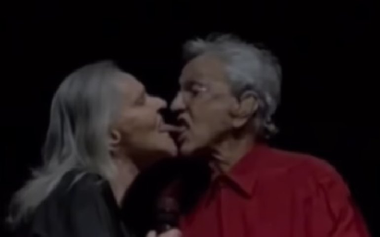 Caetano Veloso e Angela Ro Ro trocam beijo de língua em show 'Transa': assista ao momento