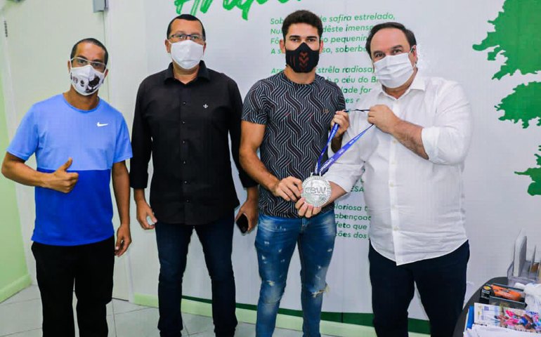 Prefeito Luciano recebe arapiraquense vice-campeão brasileiro de Luta Olímpica