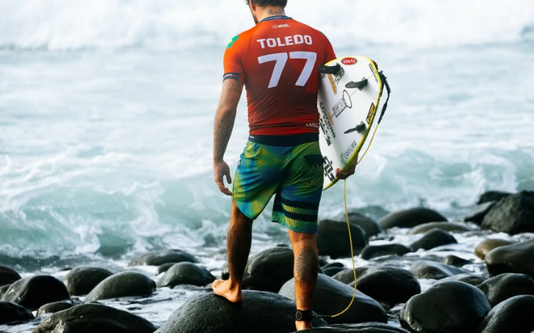 Filipe Toledo bate velho 'freguês' e é campeão da etapa de Gold Coast do Mundial de Surfe