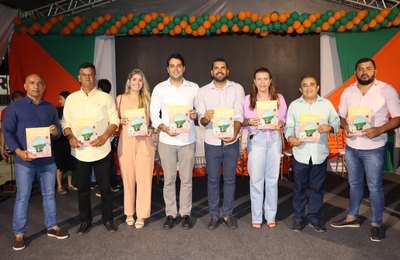 Vereadores prestigiam lançamento do livro “Santana do Mundaú, cidade da gente” 