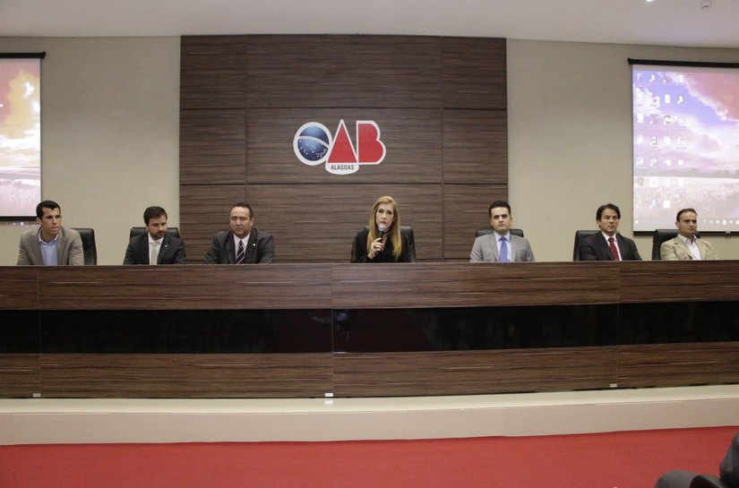 Mais de 60 novos advogados prestam juramento em solenidade na OAB/AL