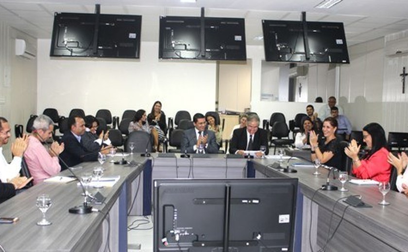 Seplag assina termo de cooperação com Associação dos Municípios Alagoanos