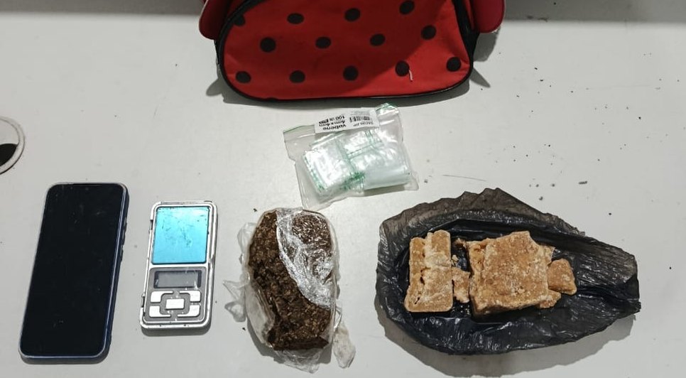 Suspeito de tráfico de drogas foge por área de mangue após confronto com polícia em Aracaju / Foto: Foto: PM/ Divulgação