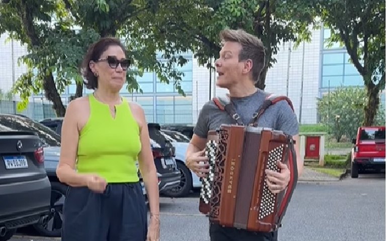 Michel Teló toca forró com Lilia Cabral e Edson Celulari na saída da Globo