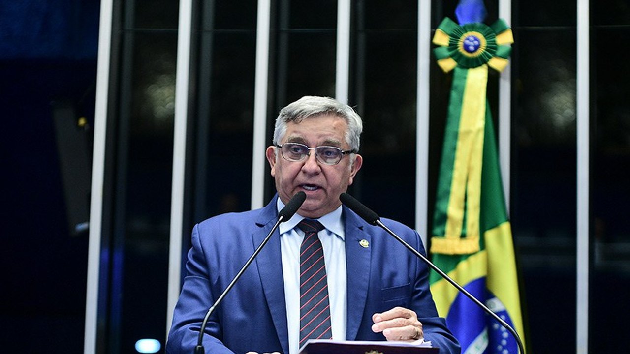 Izalci Lucas critica programa Pé-de-Meia após apontamentos do TCU