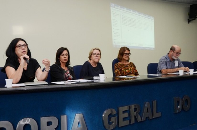 Secretária destaca Plano de Oncologia durante reunião