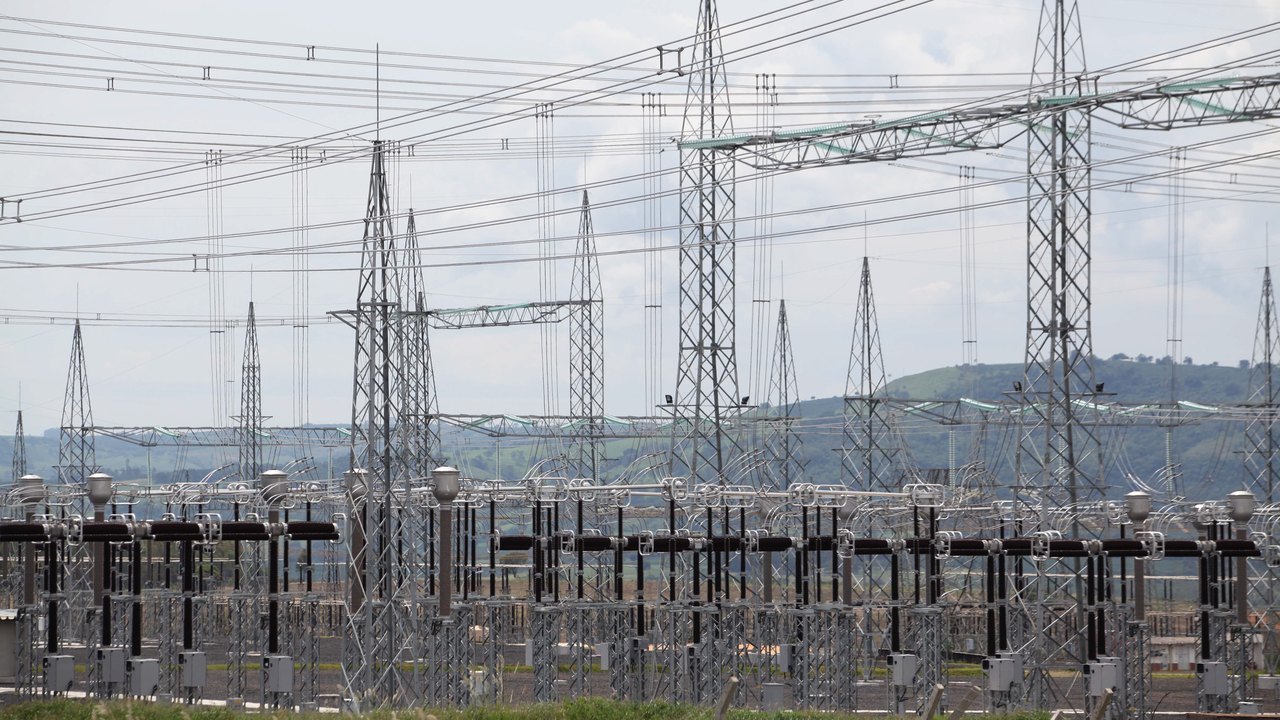 Aneel prevê três leilões de transmissão de energia em 2027