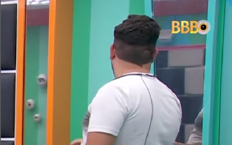 Michel se revolta com corte de cabelo feito por Davi no 'BBB 24' que virou meme