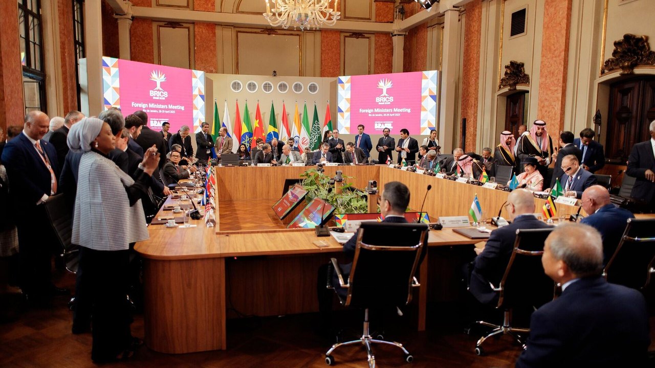Guerra tarifária: 'Enquanto uns choram, outros vendem lenço' e BRICS vai vender, avalia senador