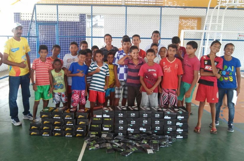 Prefeitura de Campo Alegre entrega material esportivo a adolescentes de Luziápolis