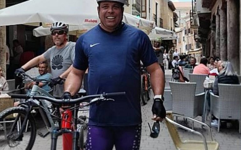 Ronaldo usa bicicleta elétrica e ajuda de ‘memória muscular’ para pagar promessa