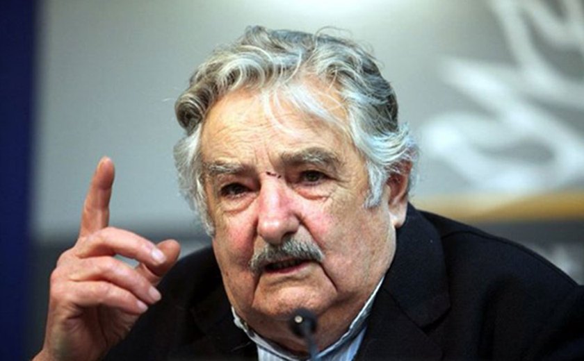 Mujica renuncia ao cargo de senador
