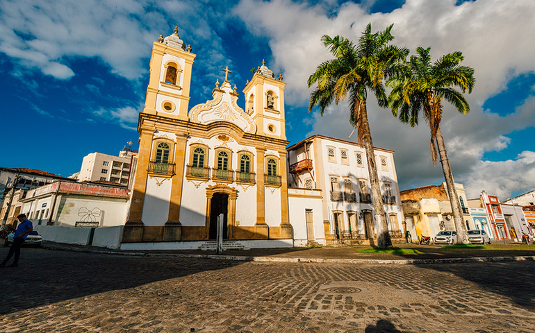 Penedo recebe atletas para provas de natação no Rio São Francisco e em piscina