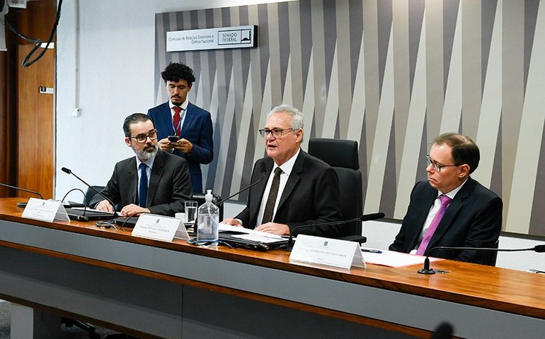 CRE aprova Carlos Luís Perez para embaixador na República Dominicana