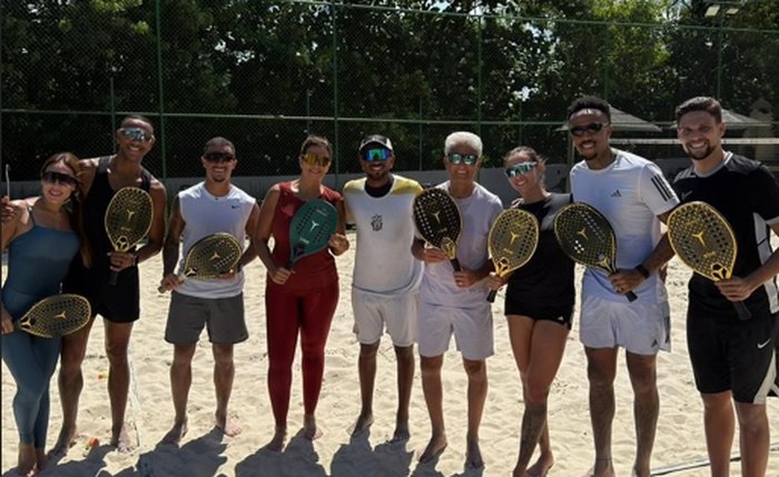 Atletas usando a raquete Minimalist