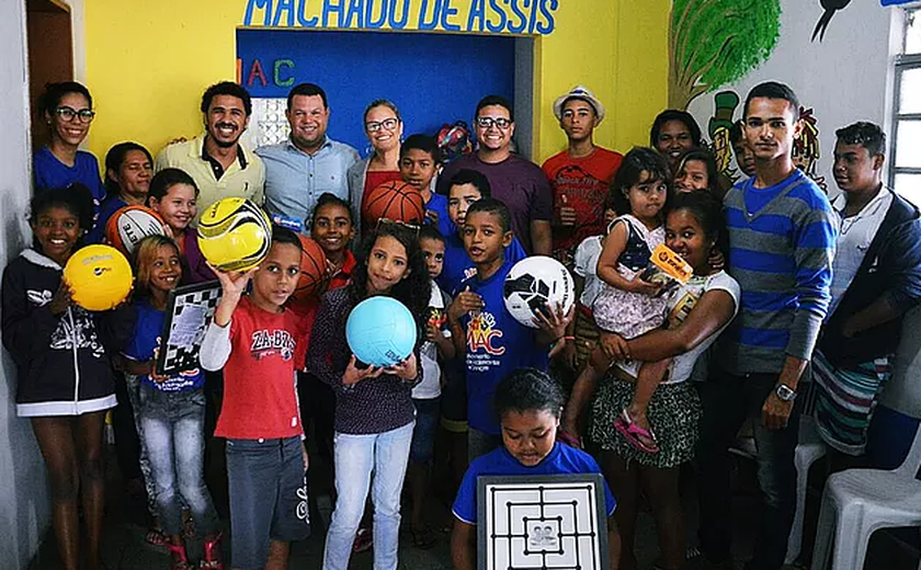 Prefeitura de Delmiro Gouveia entrega material esportivo para adolescestes e crianças do Mac