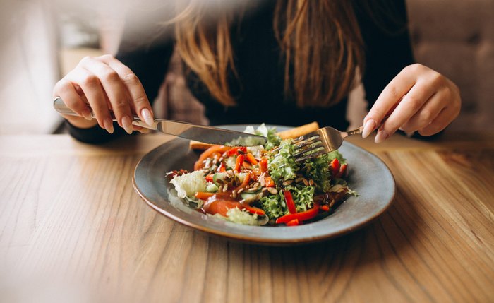 Vale-refeição é pago para o funcionário comprar refeições prontas como almoço ou lanche durante o horário de trabalho