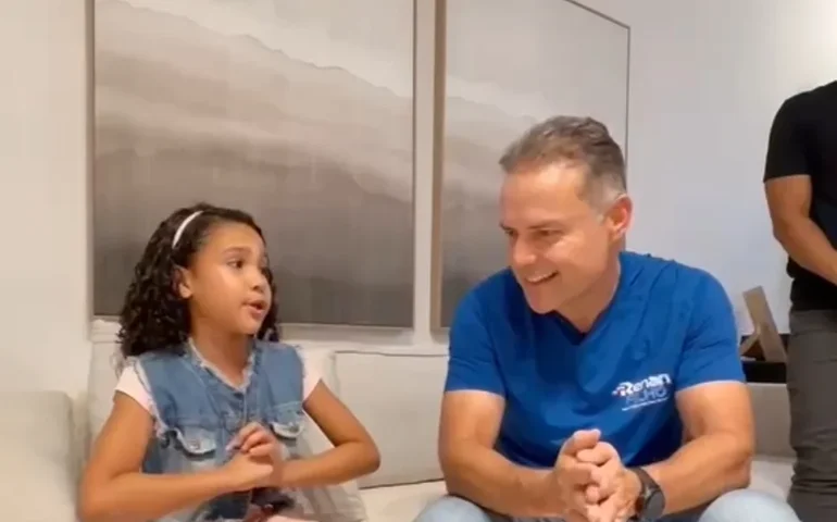 Renan Filho conhece criança que viralizou falando inglês e exalta educação pública