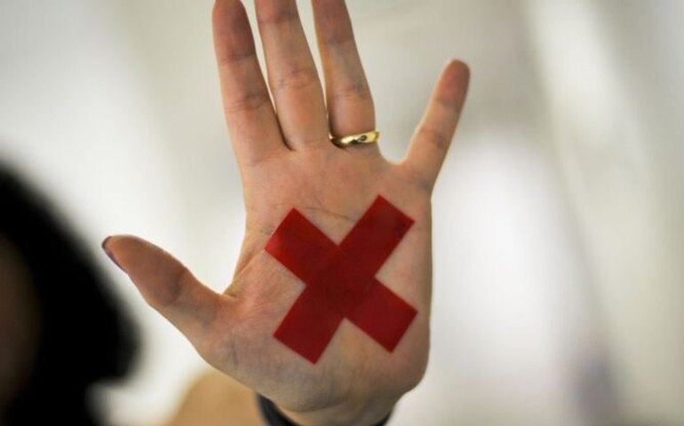 Ex-tenista francesa relata em comissão ter sido abusada quase 400 vezes por treinador 