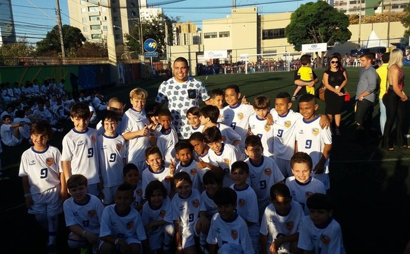 Ronaldo &#8220;Fenômeno&#8221; vai inaugurar academia de futebol em Maceió