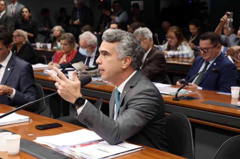 Rafael Brito defende a ampliação do Programa Pé de Meia em audiência com o MEC