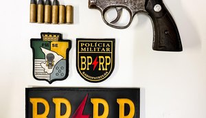 Homem tenta fugir de abordagem policial, pula muros de casas e morre durante confronto em Aracaju