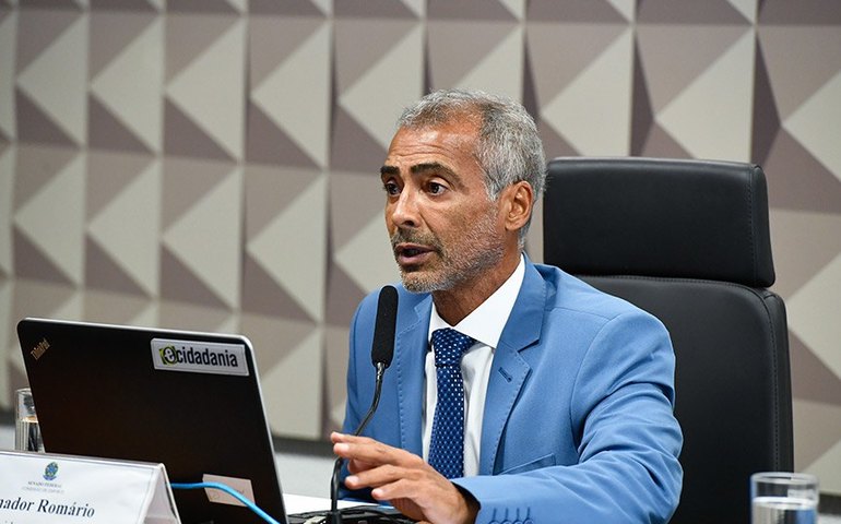 Romário fica no banco, leva amarelo e dispara após derrota do America-RJ: 'Foi uma m'