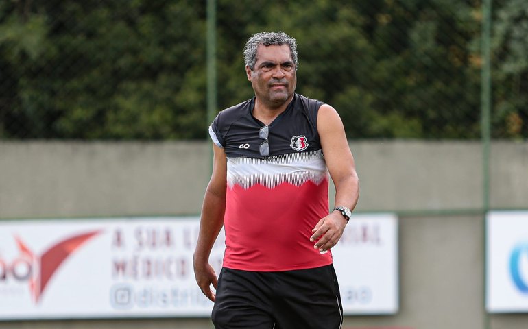Presidente do Coruripe Franciney Joaquim anuncia a contratação de Roberto de Jesus como novo técnico do Hulk Praiano