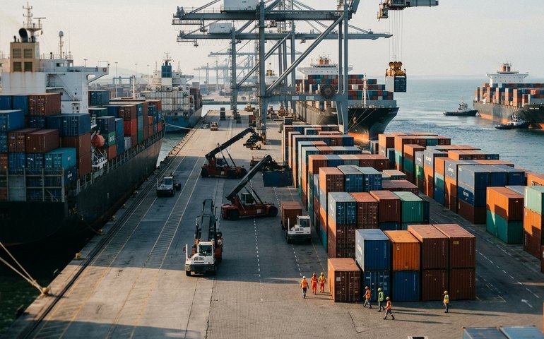 Brasil conquista 12º lugar entre maiores superavitários do comércio global em 2025