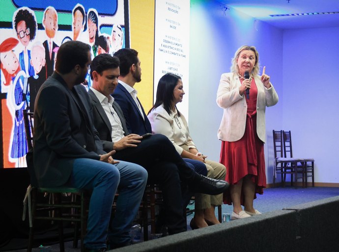 Governo de Alagoas e Presidência da República debatem uso de telas por crianças