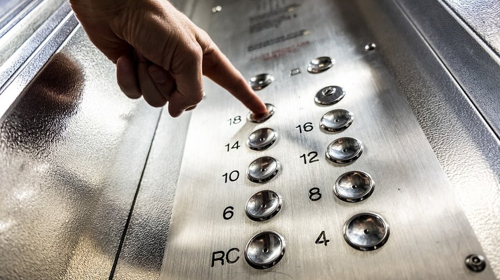 Queda de elevador mata quatro pessoas
