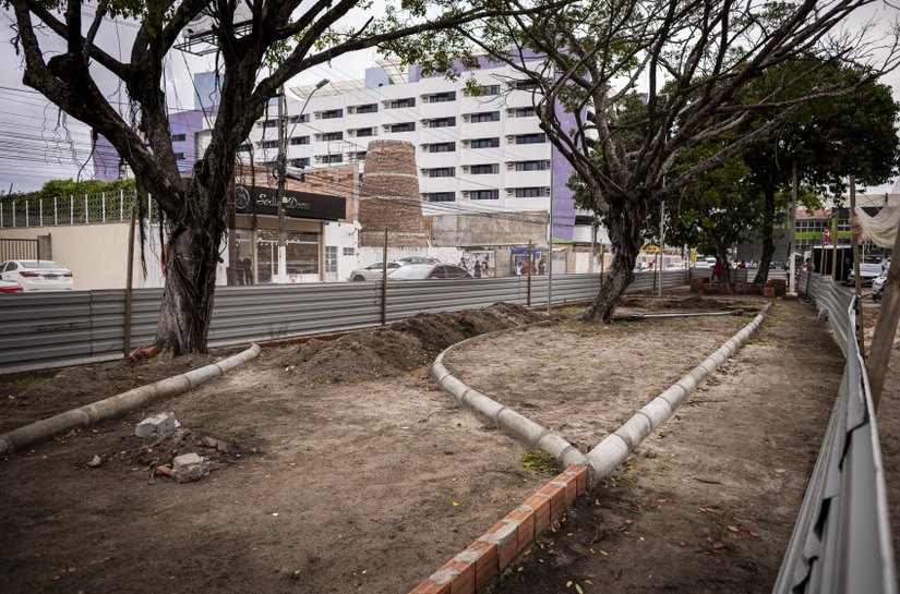 Prefeitura revitaliza canteiro para criar espaço de convivência na Pajuçara