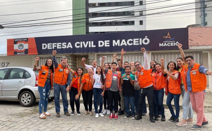 Crianças e adolescentes da Grota do São Rafael visitam base da Defesa Civil de Maceió