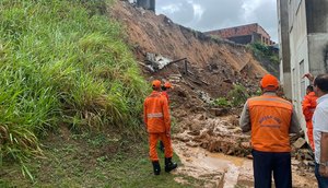 Três residências e um prédio são atingias por deslizamento de terra em São Cristóvão / Foto: Foto: Prefeitura de São Cristóvão