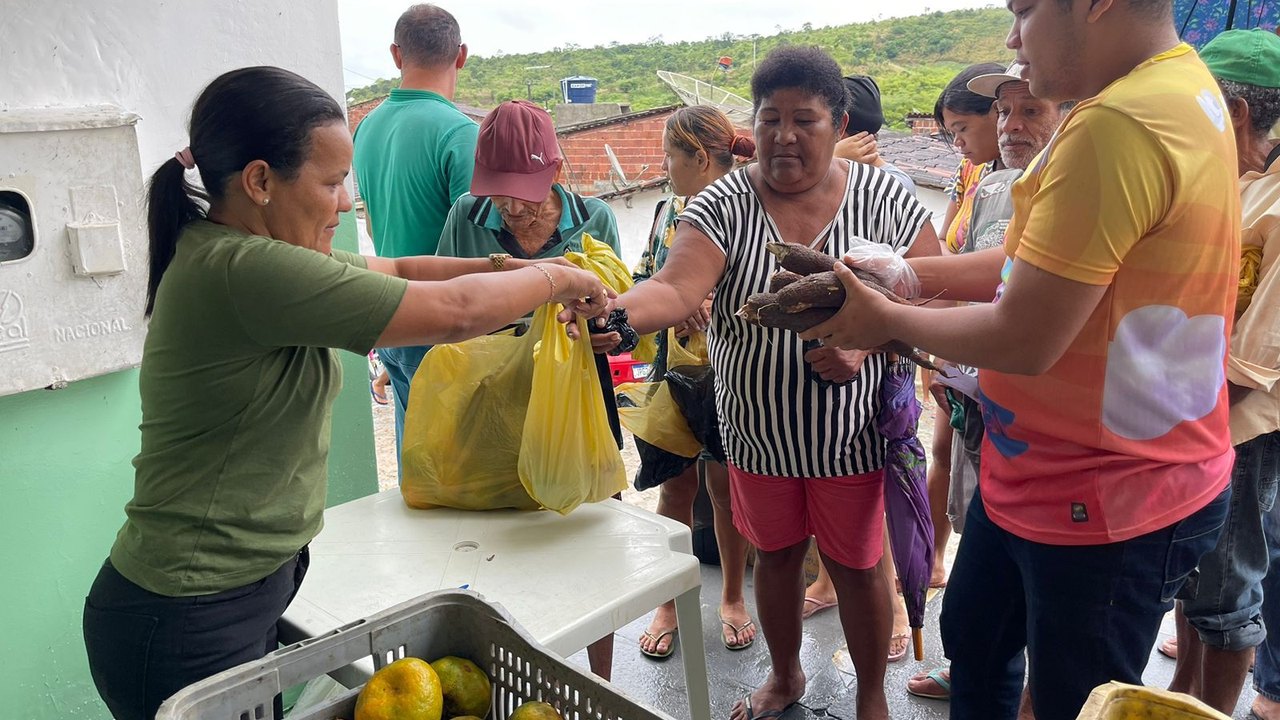 Beneficiários do Programa do Leite recebem itens da agricultura familiar em Branquinha