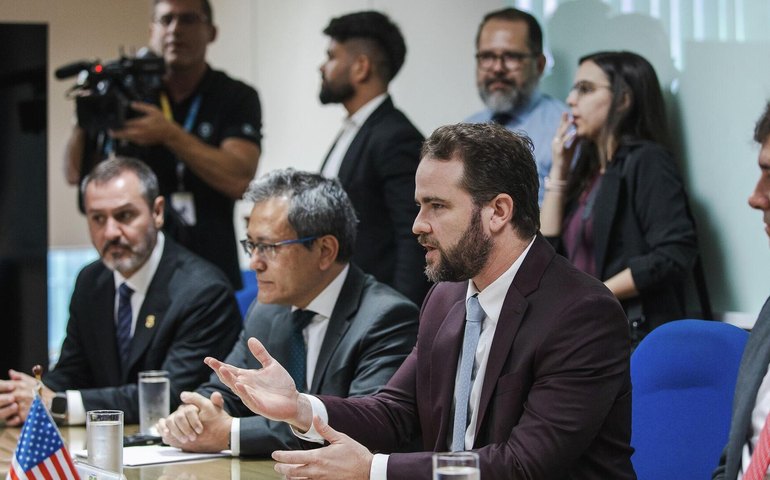 Brasil firma parceria com Estados Unidos para combater tráfico de armas e drogas