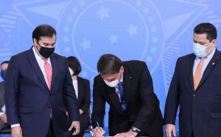 Bolsonaro faz aceno a Congresso e chama Maia e Alcolumbre para viagem