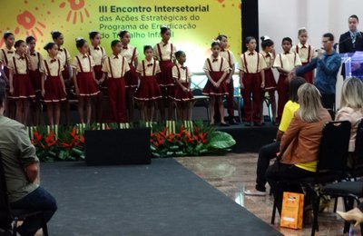 Coral de Craíbas encanta participantes de encontro intersetorial do Peti em Maceió
