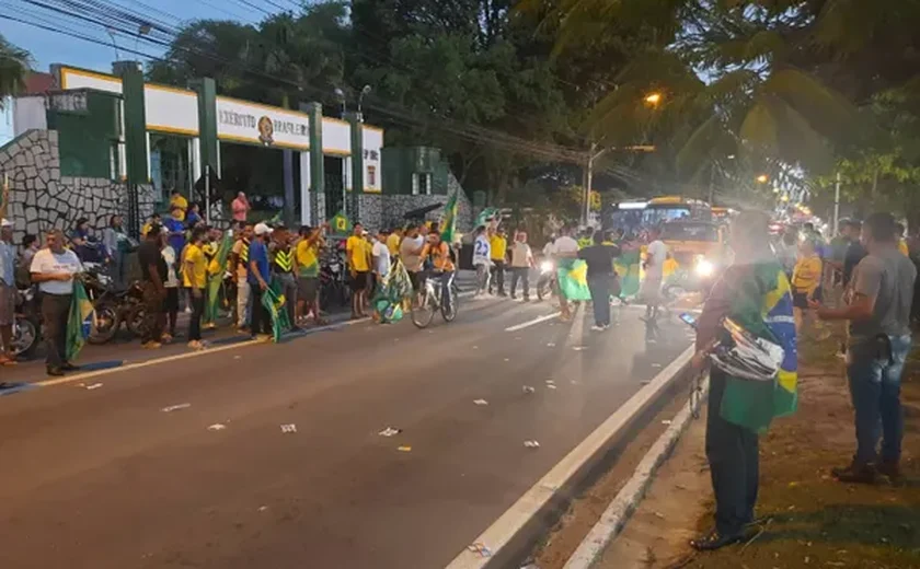 Grupo realiza manifestação a favor do presidente Bolsonaro, em Maceió