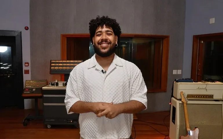 Ivyson apresenta versões reimaginadas de seu repertório no O Novo Sempre Vem