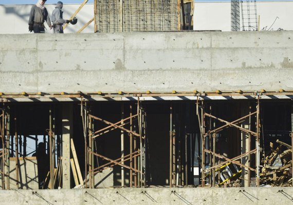 Desempenho da pequena indústria melhora; matéria-prima preocupa