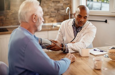 Hipertensão na terceira idade: 5 cuidados que fazem a diferença