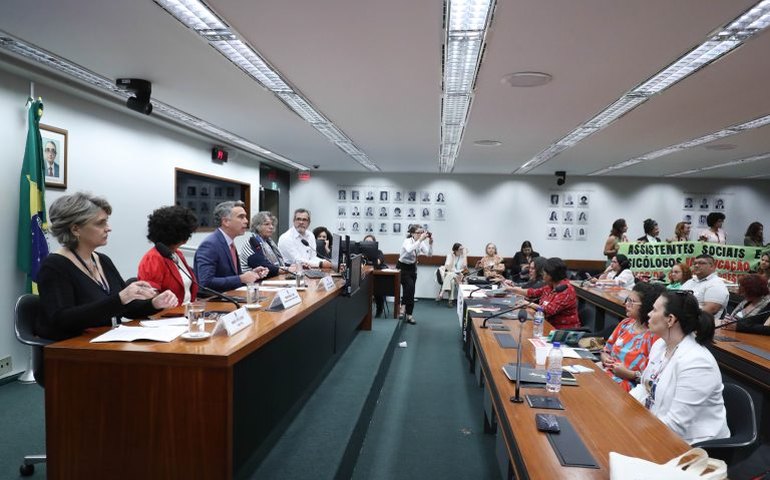 Sistemas de ensino precisam cumprir lei e contratar psicólogos e assistentes sociais, cobram especialistas