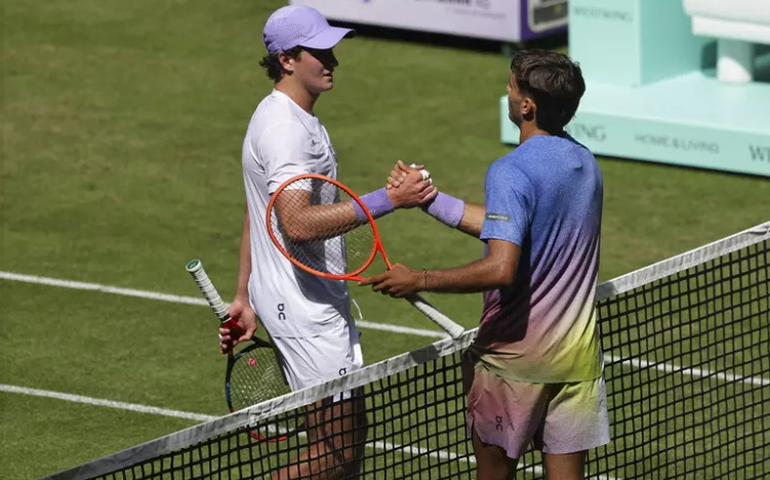 Italiano derrota João Fonseca de virada e avança em Halle