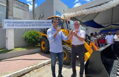 Prefeito de Santana do Mundaú recebe uma retroescavadeira do senador Collor