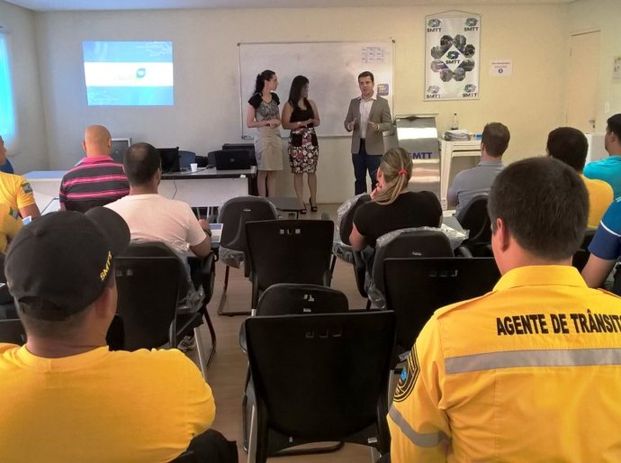 Agentes de trânsito participam de treinamento sobre Zona Azul