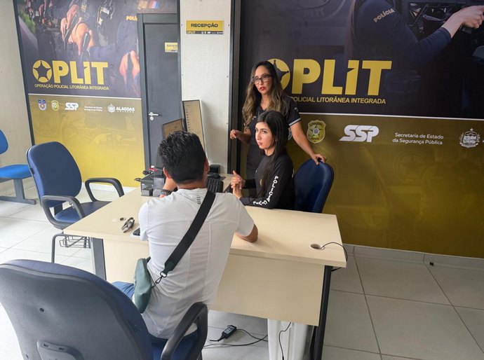 Polícia Civil faz atendimento bilíngue a turista estrangeiro em Maceió