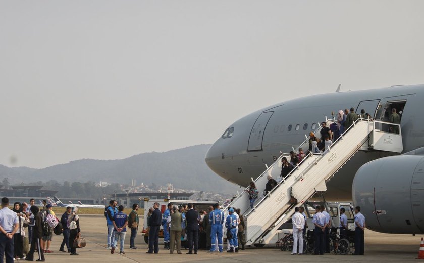 Aeronave para repatriação de terceiro grupo de brasileiros sai de SP