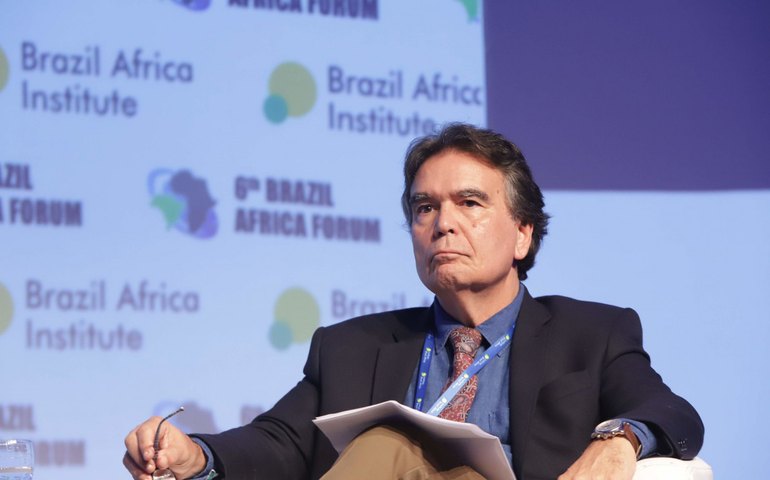 Temporão fala em política industrial para Saúde, com medidas tributárias